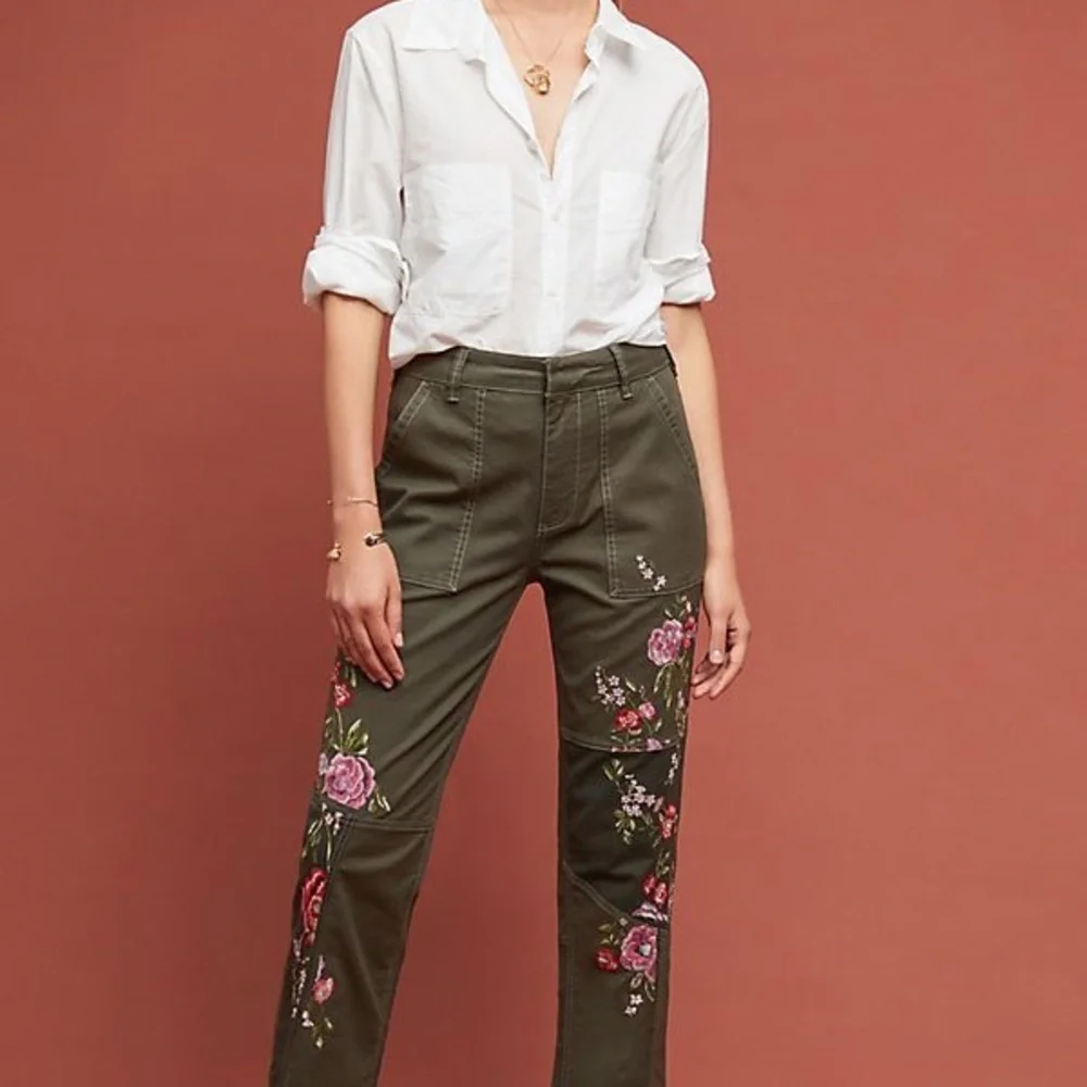 By Anthropologie Green Floral Embroidered Cargo Utility Pants Size 27 - Picture 2 of 9